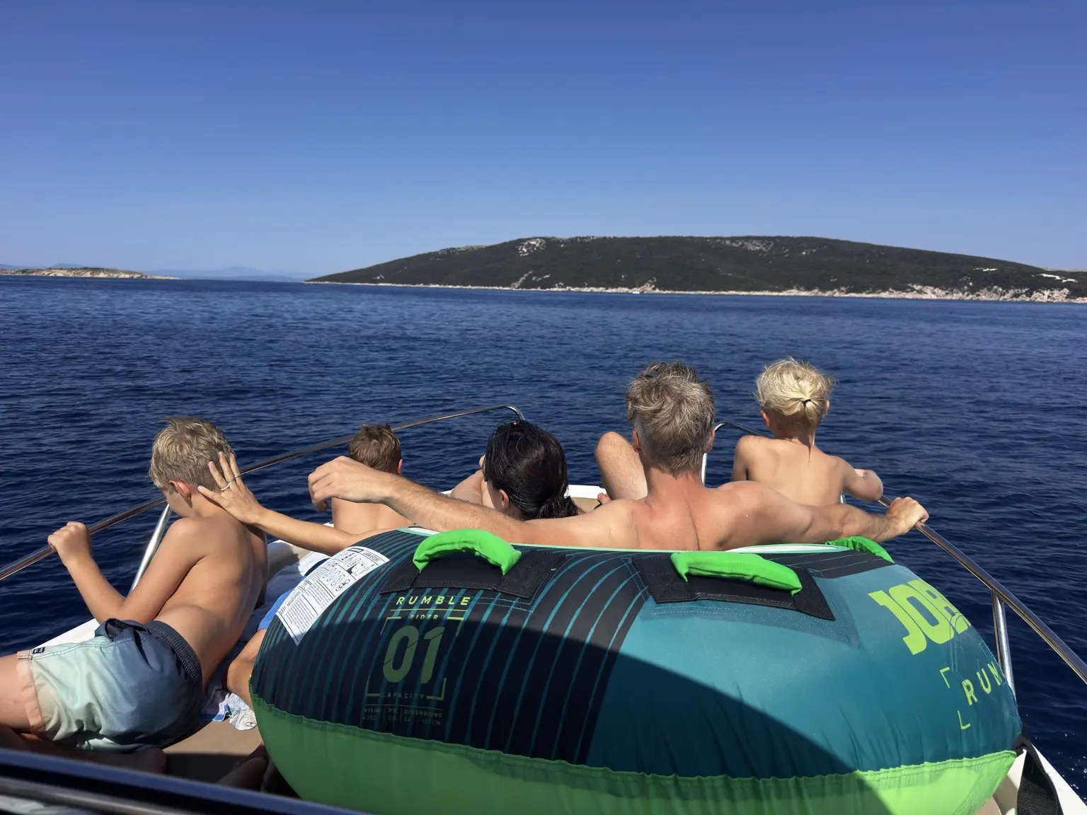 Familie bei einem Bootsausflug auf der Adria