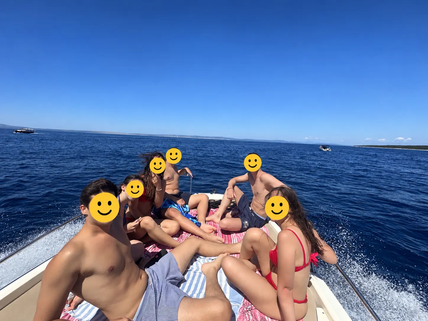 Freunde auf einem Bootsausflug, Gesichter mit Smileys verdeckt