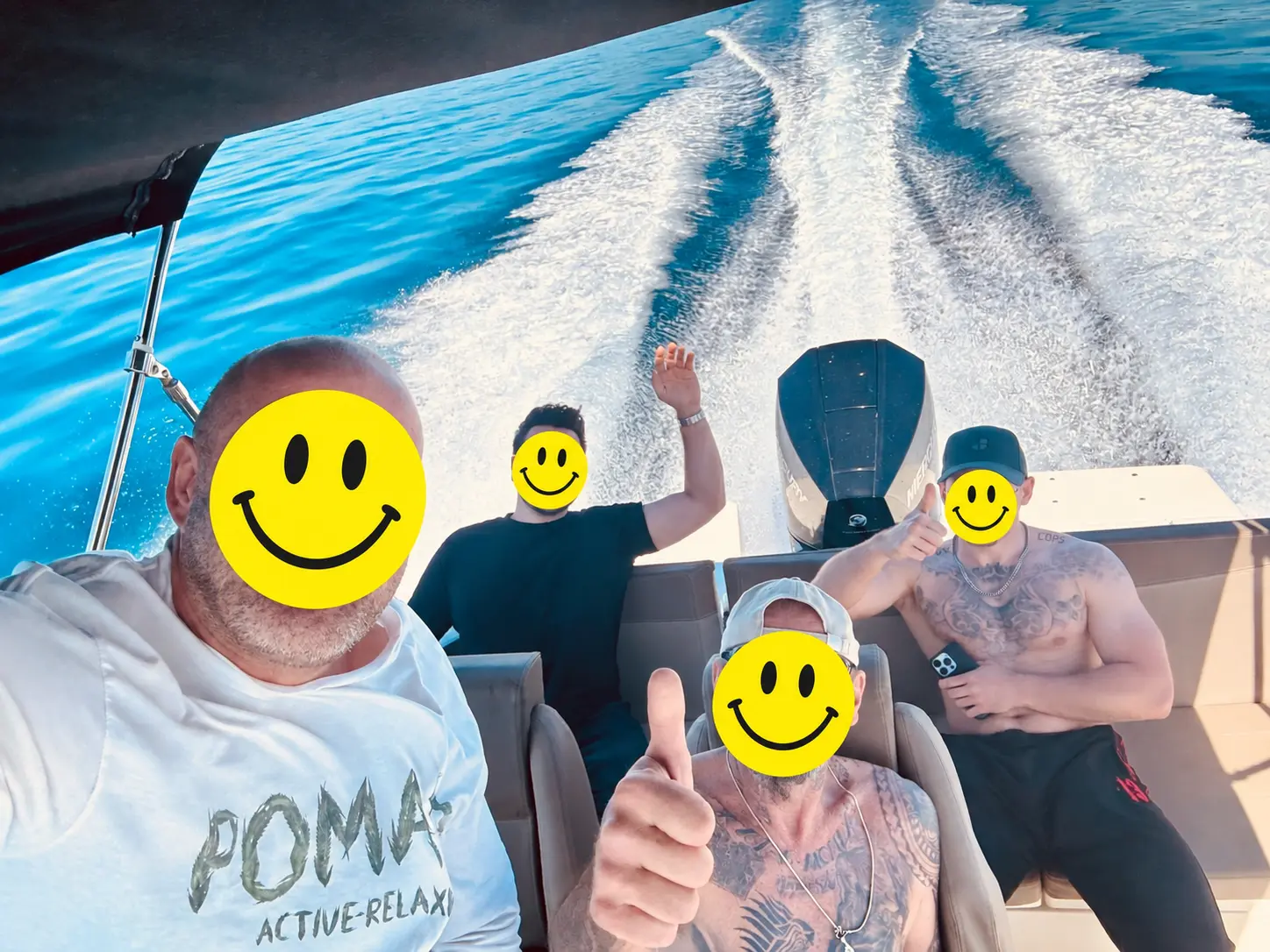 Freunde auf dem Boot, Gesichter mit Smileys verdeckt