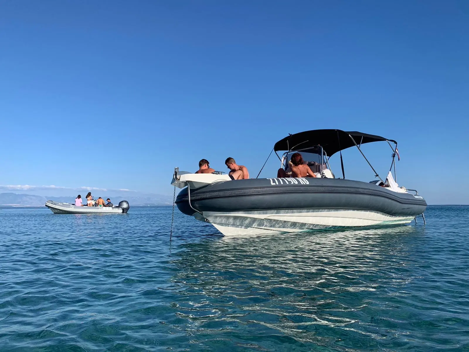 Boote auf dem Meer bei Rab