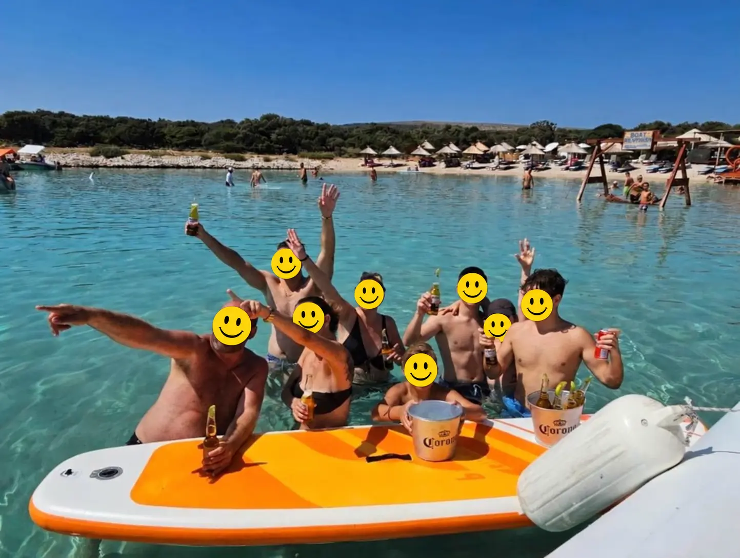Freunde auf einer Badeplattform, Gesichter mit Smileys verdeckt