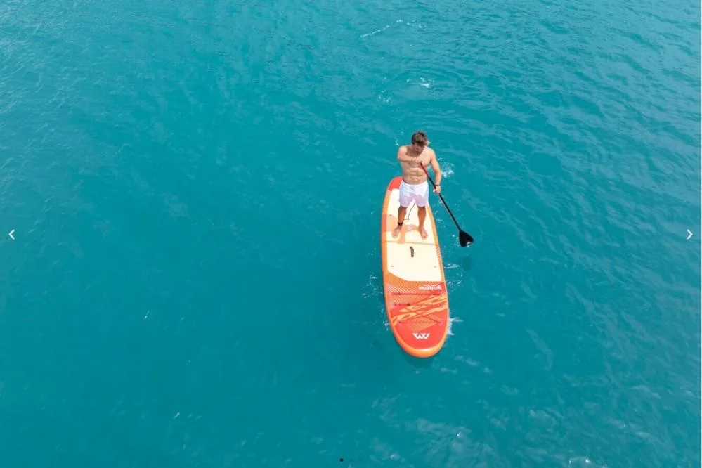 SUP visto dall’alto su acqua limpida