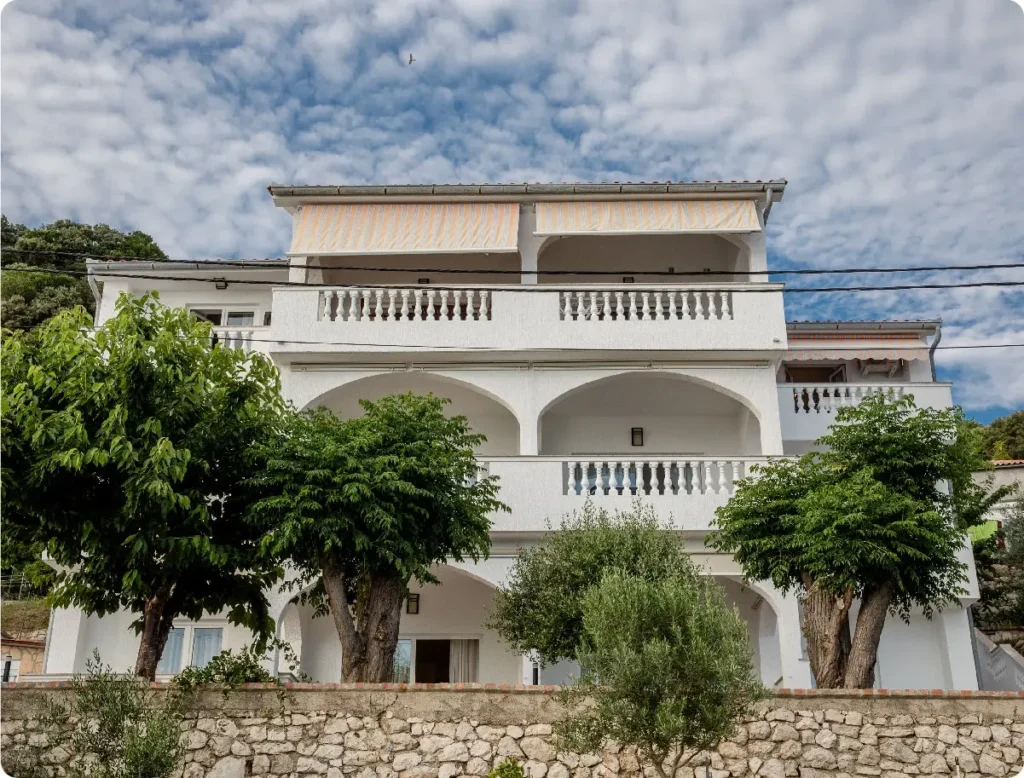 Apartments Villa Sylvie is situated on the beautiful Island of Rab in Supetarska Draga. With an insured parking for its guests, a boat connection, and a dry dock it's the perfect place to stay when visiting Rab island.